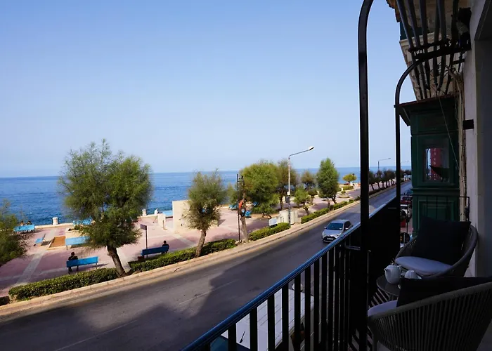 Seafront Balcony Apartment *