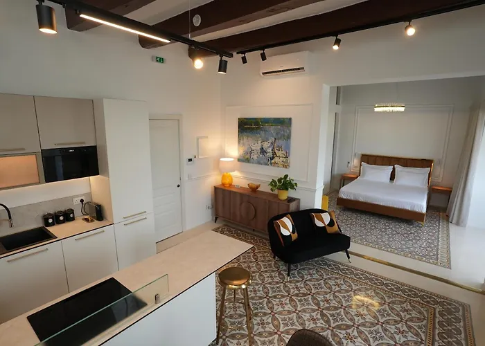 Seafront Balcony Apartment *